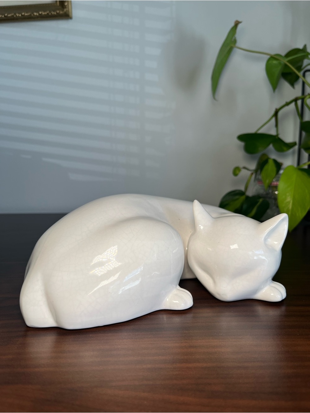 Vintage 1970s ceramic sleeping cat from Enesco. White kitty circa 70’s